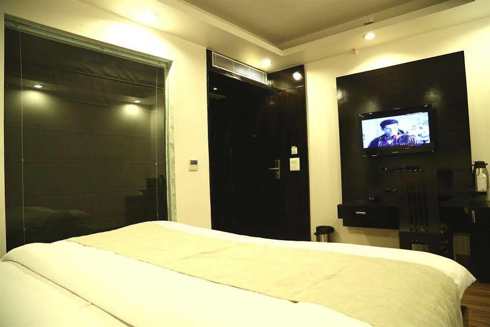 Hotel Elegance Нью-Дели Экстерьер фото